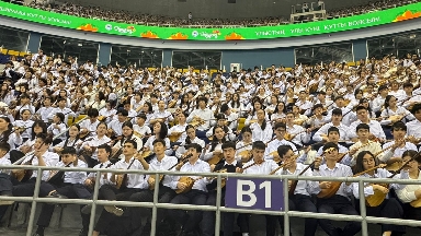 Almatyda 11 myńnan astam dombyrashy bir mezette kúı oryndap, rekord ornatty