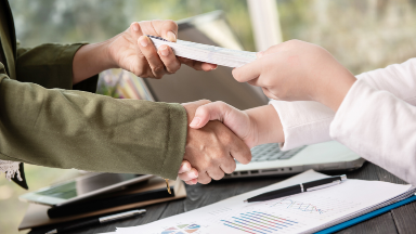 2 ملرد تەڭگە زالال: مەملەكەتتىك دەرەكتەر ءىسى بويىنشا لاۋازىمدى ادامدار ۇستالدى