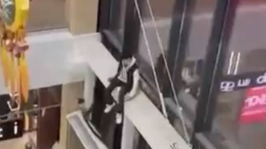 Атырауда сауда ойын-сауық орталығында жасөспірім жарақат алды