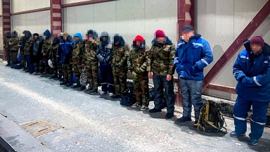 Жүк көлігіне жасырынған: шекарадан заңсыз өтпек болған 18 шетелдік ұсталды