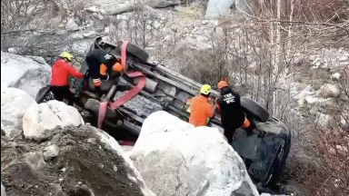 Алматыда көлік өзенге құлап кеткен