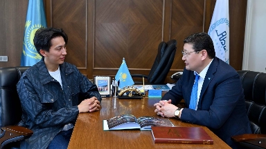 Берік Уәли саяхатшы блогер Дастан Мұхамедрахыммен кездесті