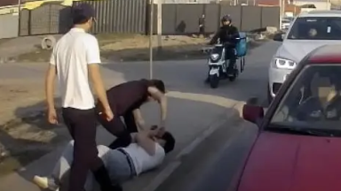 "Жүк көлігіне көмектеспек болған". Алматыда жігітті соққыға жыққандар ұсталды