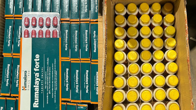 "Косметика ретінде кіргізбек болған". Алматы әуежайында Үндістаннан келген күмәнді жүк әшкереленді