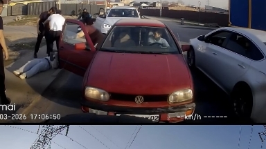 Алматыда жүк көлігіне көмектеспек болған жігіт соққыға жығылды: полиция қылмыстық іс қозғады