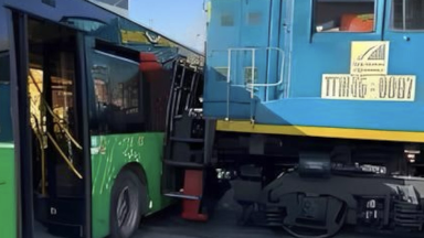 Алматы облысында автобус пен пойыз соқтығысты: бірнеше адам жарақат алды