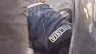 Qostanaıda mas kúıdegi bir top adam polıseıdi soqqyǵa jyqqan