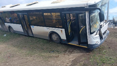 «Оқушы жарақат алды»: Батыс Қазақстанда мектеп автобусы аударыла жаздады