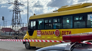 БҚО-да мектеп автобусы жол апатына ұшырады: жолаушылар автобусының жүргізушісі ұсталды