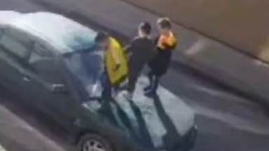 Astanada balalar turaqta turǵan kólikti talqandap tastaǵan