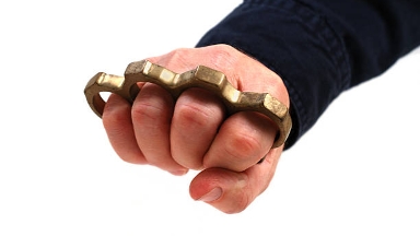 Кастет жарнамалағандарға жаза: суық қаруға бақылау күшейтілді