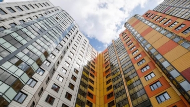 Tarazda besinshi qabattan sekirgen er adam kóz jumdy