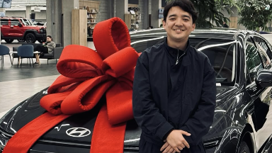 Мейрамбек Бесбаев жас әншіге көлік алып берді