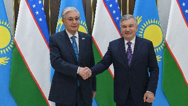 Қасым-Жомарт Тоқаев Өзбекстан Президенті Шавкат Мирзиёевпен бейресми кездесу өткізді