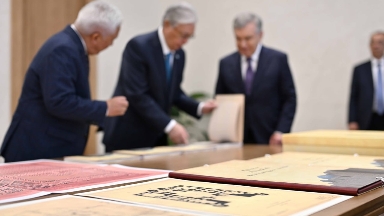 Шавкат Мирзиёев Қасым-Жомарт Тоқаевқа бірқатар тарихи құжатты тапсырды