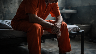 Атырауда түрмеде қаза тапқан сотталушы әкімнің туысы болып шықты