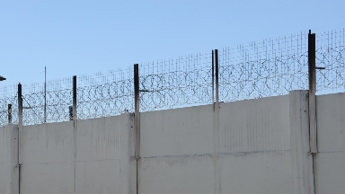 سوتتالعانداردان پارا الىپ، بۋكمەكەرلىك كەڭسەگە تىككەن: پاۆلوداردا تۇرمە قىزمەتكەرىنىڭ ءوزى سوتتالىپ كەتتى