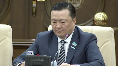 Депутат: "Қазір 300 мың теңге төлесең, өзіңді де, ата-бабаңды да "алтын адамдар" қауымына қосып беретін болды"