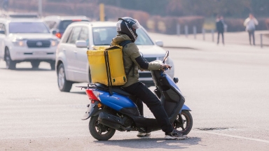 Қазақстанда курьерлер мен такси жүргізушілеріне ең төменгі сағаттық жалақы енгізу ұсынылды