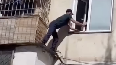 Екібастұзда ер адам екінші қабатқа өрмелеп шығып, құлап кете жаздаған баланы құтқарды