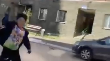 Астанада жеті жастағы бала аулада пышақпен жүгіріп жүрген