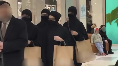 Сауда орталығында "төрт әйелімен" жүрген ер адамға қатысты тың дерек шықты