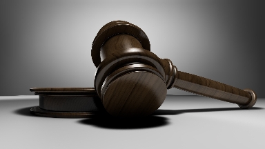 Ákimdik qyzmetkerinen 10 mln teńge bopsalaǵan shymkenttik bloger sottaldy