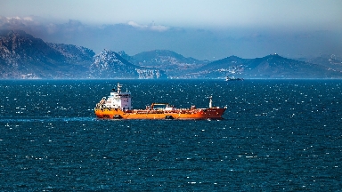 يران ورمۋز بۇعازىندا رۇقساتسىز وتپەك بولعان ەكى كەمەنى قولعا ءتۇسىردى