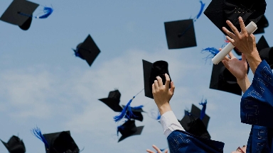 7,7 млрд теңге: "Болашақ" стипендиясы "күмәнді" жолмен бөлінген