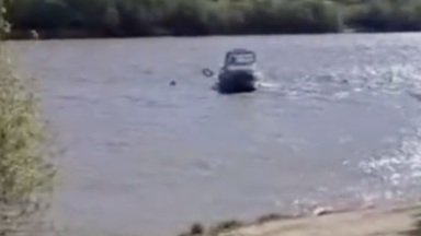 Атырауда көпірден өзенге секірген қыз құтқарылды